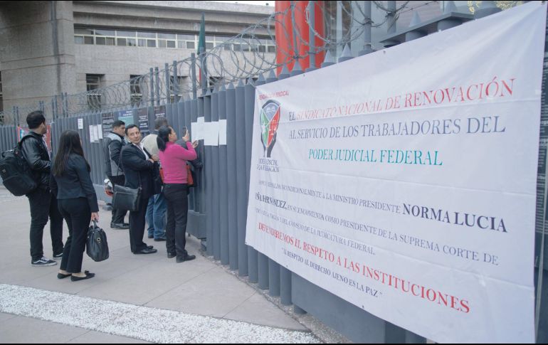 Trabajadores del Poder Judicial de la Federación colocaron lonas en Ciudad de México. EL UNIVERSAL