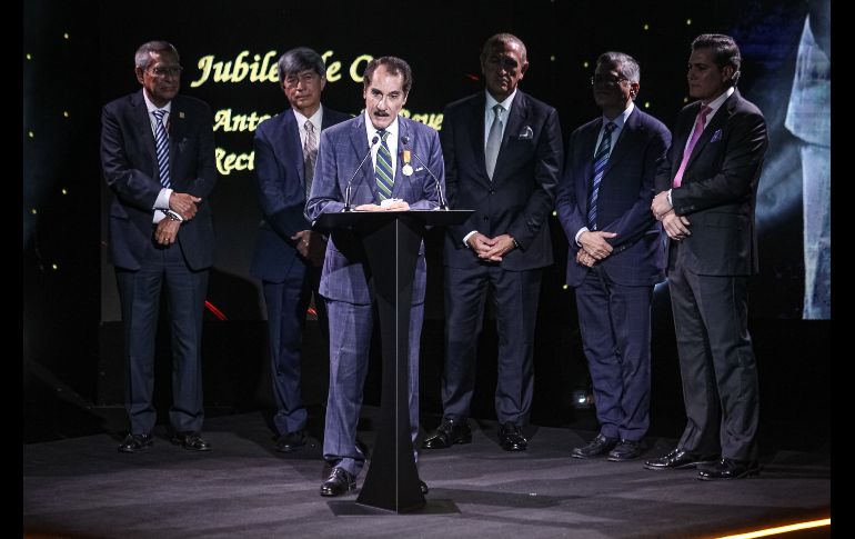 En el evento, Leaño Reyes, quien asumió la rectoría de la UAG desde el año 2005 y que la ha mantenido desde entonces, agradeció a sus familiares por acompañarlo en su trayectoria laboral. EL INFORMADOR/ H. Figueroa.