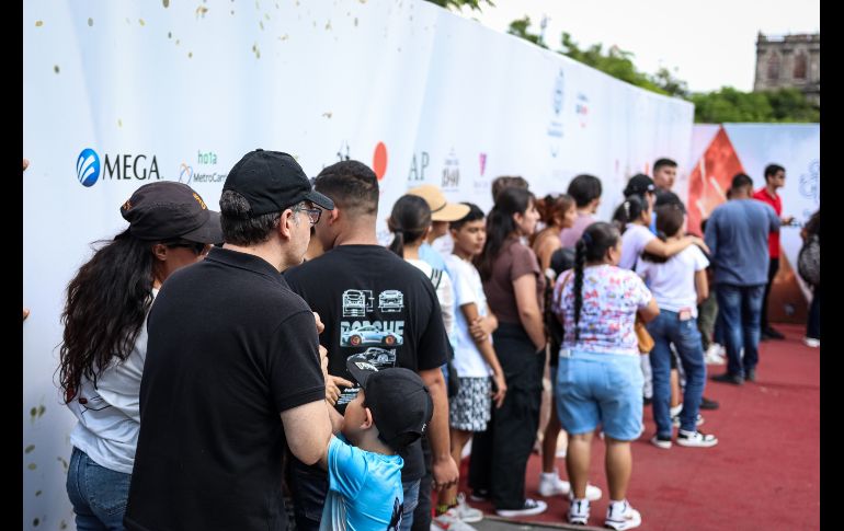 Las largas filas para poder ingresar a la segunda educación de Autoart World Guadalajara no se hicieron esperar este domingo. EL INFORMADOR / H. Figueroa