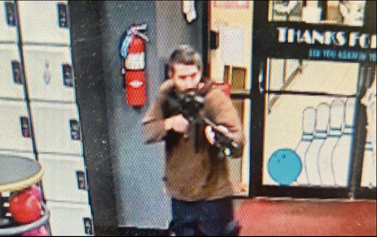 Las imágenes del tirador fueron difundidas por las autoridades. Sostiene un arma larga y apunta en el interior de un negocio. AP