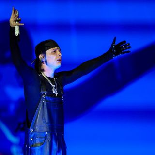 Peso Pluma es criticado por destrozar una pantalla durante su concierto (VIDEO)