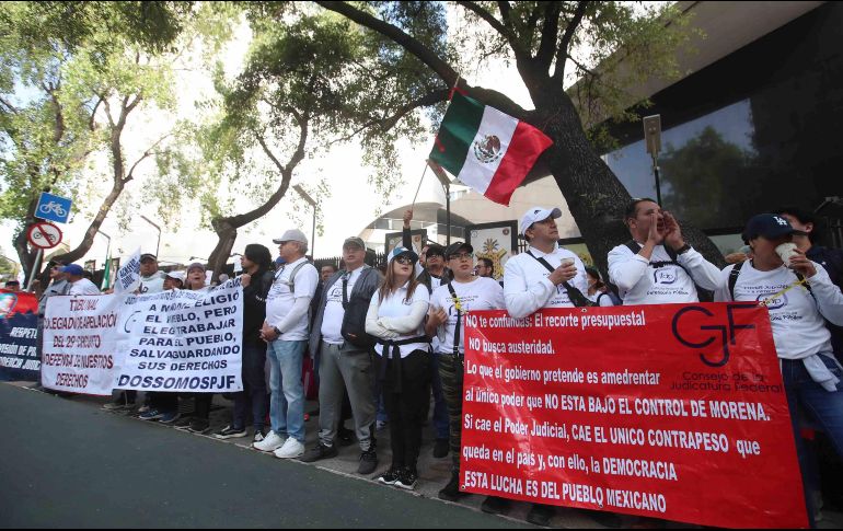 Trabajadores reanudaron este lunes actividades y dejaron las pancartas en la fachada de la sede en San Lázaro contra de la desaparición de 13 de los 14 fideicomisos. SUN / ARCHIVO