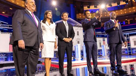 Chris Christie, Nikki Haley, Ron DeSantis, Vivek Ramaswamy y Tim Scott posan antes del debate. El puntero en las preferencias, Donald Trump, no ha participado en los careos. EFE/C. Herrera