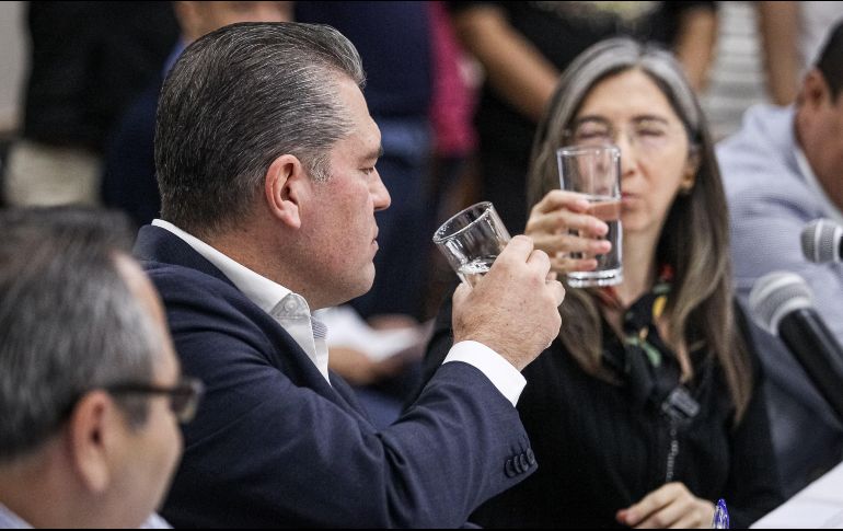 Carlos Enrique Torres Lugo aceptó el reto de la legisladora y tomó un vaso con agua junto con ella tras servirse de la jarra. EL INFORMADOR / H. Figueroa