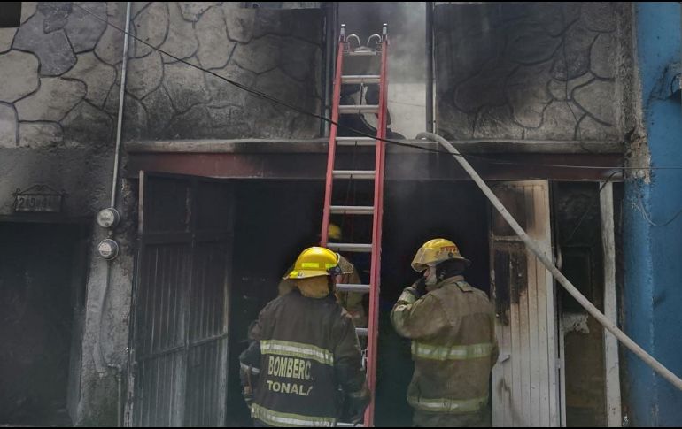 Al sitio acudieron también los bomberos del municipio para apagar el fuego, mientras que paramédicos municipales atendieron a los lesionados. ESPECIAL / PC JALISCO