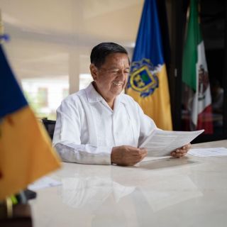 Profe Michel se registra para buscar la reelección en Puerto Vallarta