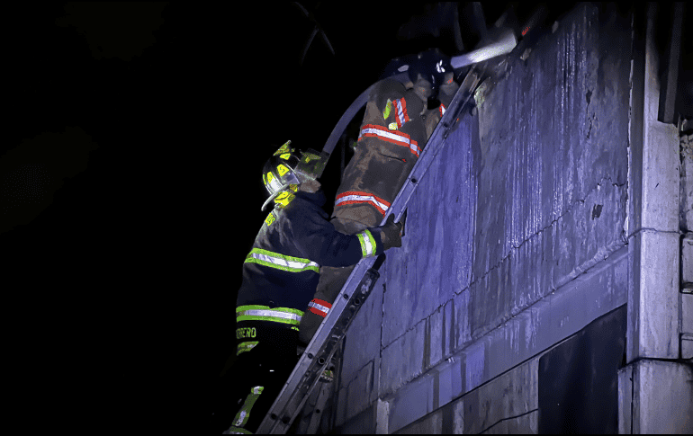 El proceso para conocer el origen del incendio será un poco más largo, ya que una vez que los bomberos consigan ingresan al origen habrá que hacer el peritaje correspondiente. ESPECIAL/ X.