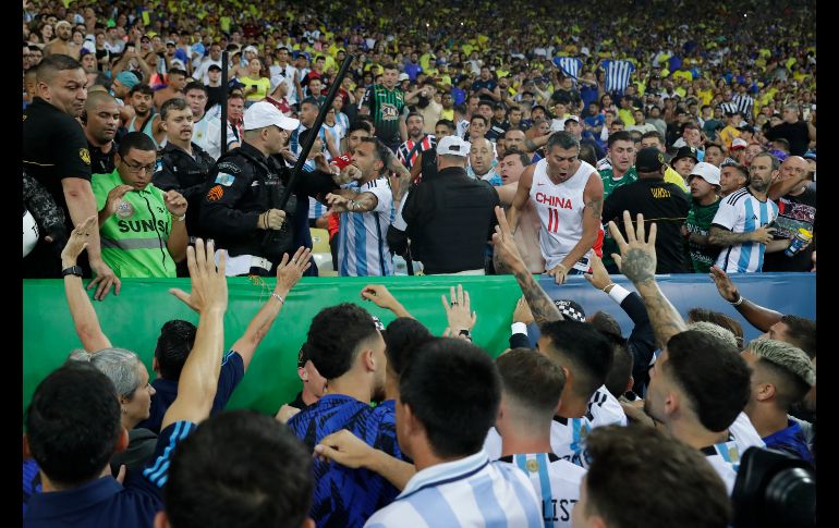 Mientras se entonaban los himnos nacionales, estallaron los enfrentamientos en el Maracaná, jugadores de ambas selecciones se dirigieron hacia la zona de la tribuna donde los choques eran más intensos.  EFE / A. Coelho