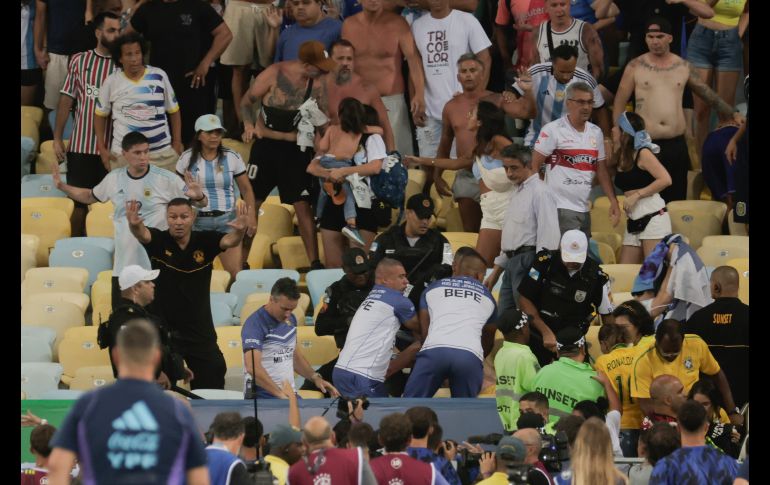 Mientras se entonaban los himnos nacionales, estallaron los enfrentamientos en el Maracaná, jugadores de ambas selecciones se dirigieron hacia la zona de la tribuna donde los choques eran más intensos. EFE / A. Lacerda