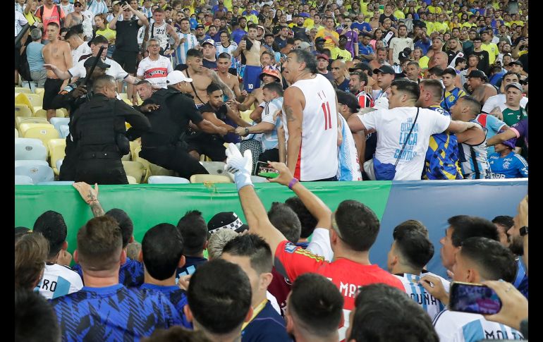 Mientras se entonaban los himnos nacionales, estallaron los enfrentamientos en el Maracaná, jugadores de ambas selecciones se dirigieron hacia la zona de la tribuna donde los choques eran más intensos.  EFE / A. Coelho