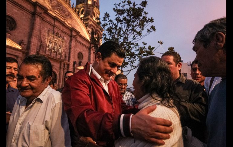 Cientos de vecinos de Chapalita, Oblatos, El Zalate, Miravalle, San Onofre, Santa Cecilia, San Joaquín, entre otras, acudieron con chipotes chillones para apoyar el destape de Martínez. EL INFORMADOR / H. Figueroa