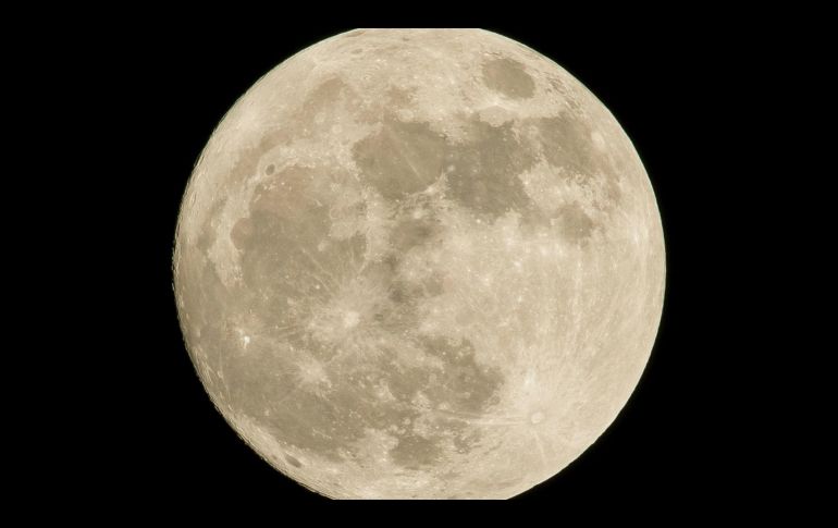 Tenemos Luna llena cuando el lado de la Luna que mira hacia la Tierra está completamente iluminado por el Sol. UNSPLASH / P. LASTRA