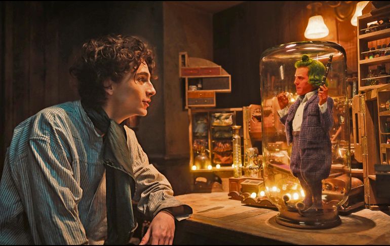 Escena de “Wonka” con Timothée Chalamet y Hugh Grant. AP