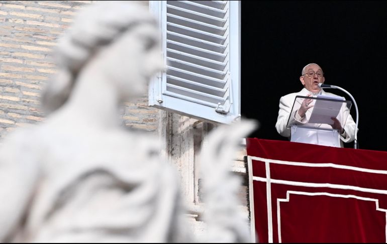 El Pontífice oró a María por 