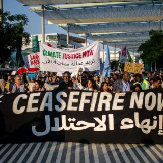 Cientos de personas marchan en la COP28 para pedir un alto el fuego en Gaza