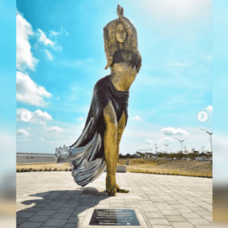 Develan en Barranquilla una estatua gigante en honor a Shakira