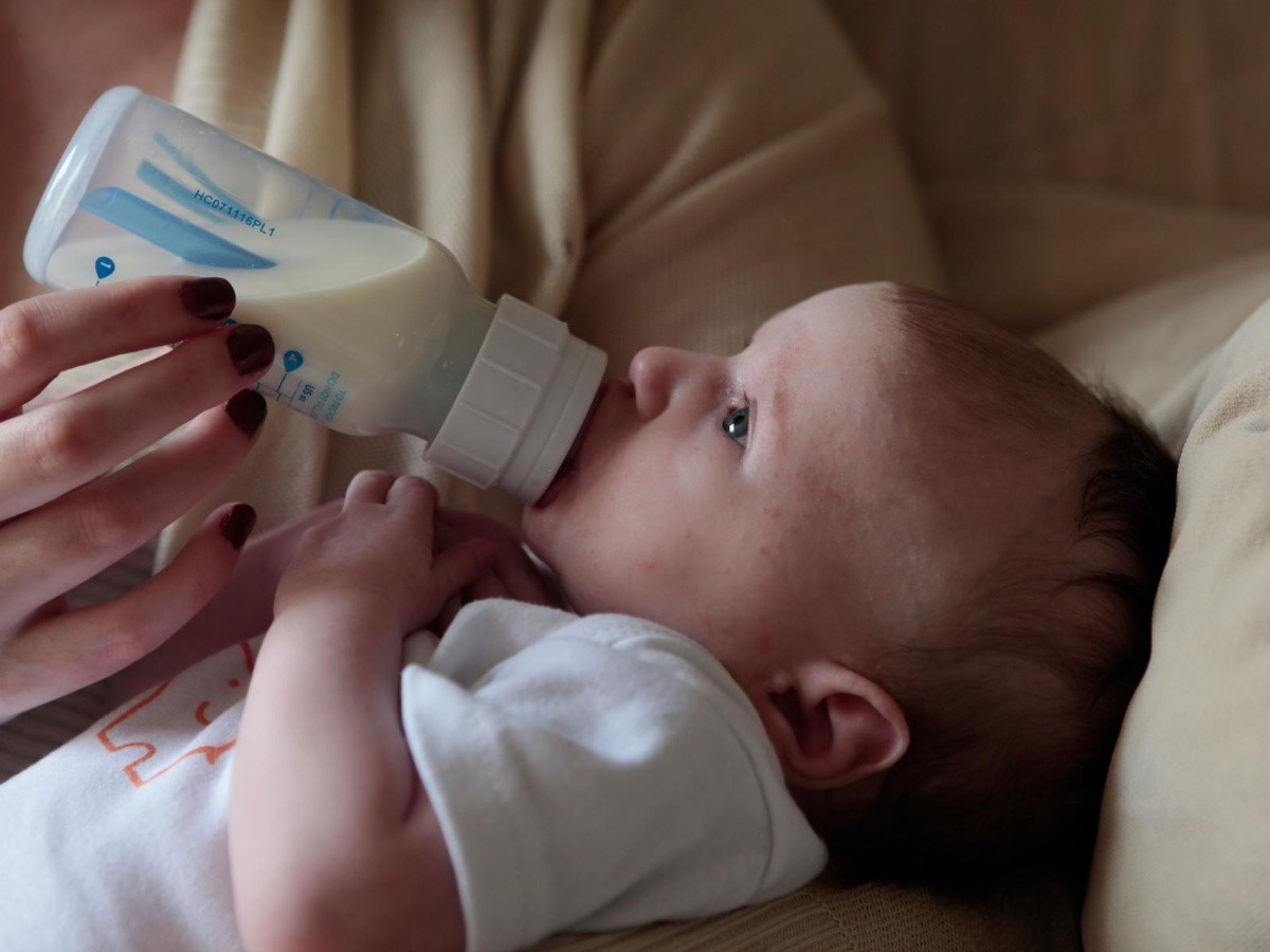 Estas son las fórmulas para bebés contaminadas, según la FDA