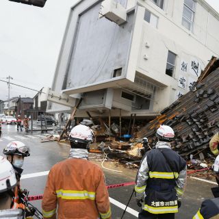 Japón lucha por rescatar a víctimas del sismo