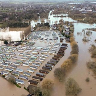 Inundaciones en Inglaterra obligan a evacuar cientos de hogares y a cancelar trenes
