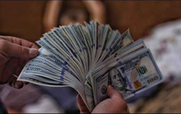 El peso mexicano se cotiza en los mercados internacionales alrededor de los 17.07 pesos por dólar al mayoreo. ESPECIAL/ Foto de Viacheslav Bublyk en Unsplash