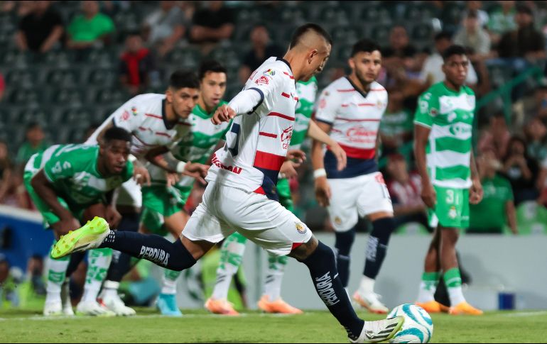 En el recién finalizado Apertura 2023, Chivas y Santos registraron un torneo irregular. IMAGO7