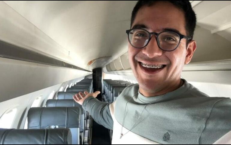 El joven compartió sorprendido cómo el avión en el que viajaba estaba completamente vacío. ESPECIAL