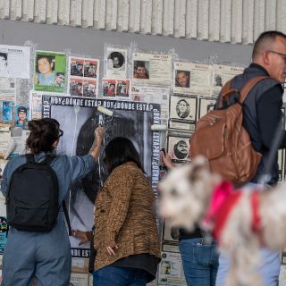 Adoquines inspirados en memoriales del Holocausto recuerdan a desaparecidos en México