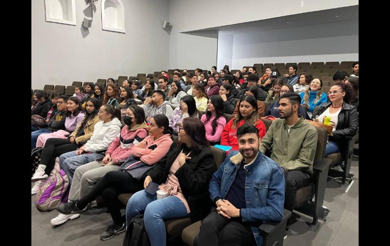 En total, la sede provisional del CuTlaquepaque, habilitada en el Centro Cultural El Refugio, cuenta con tres generaciones y 240 estudiantes. 