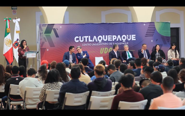 En total, la sede provisional del CuTlaquepaque, habilitada en el Centro Cultural El Refugio, cuenta con tres generaciones y 240 estudiantes. 