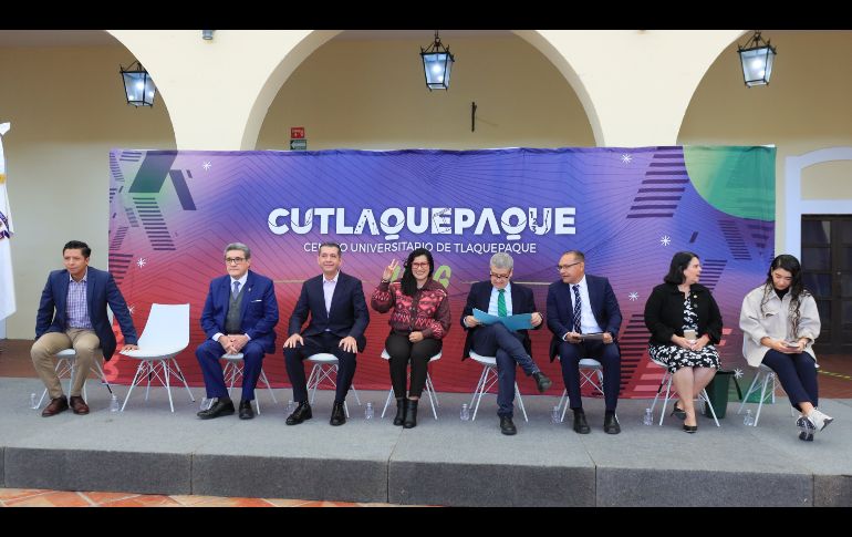 En total, la sede provisional del CuTlaquepaque, habilitada en el Centro Cultural El Refugio, cuenta con tres generaciones y 240 estudiantes. 