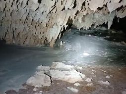 El naturalista mostró también la fuente del derrame, que se filtró entre las múltiples oquedades de la caverna, 