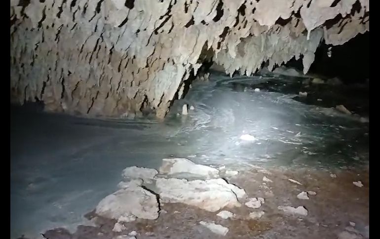 El naturalista mostró también la fuente del derrame, que se filtró entre las múltiples oquedades de la caverna, 