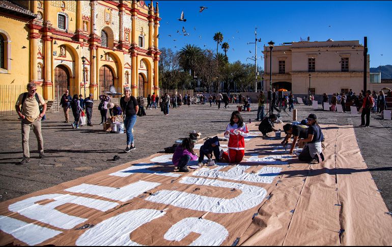 En el acto también participaron niños, niñas y adolescentes con los que se buscó visibilizar a esta población en riesgo por la violencia en el país.  EFE/C. López