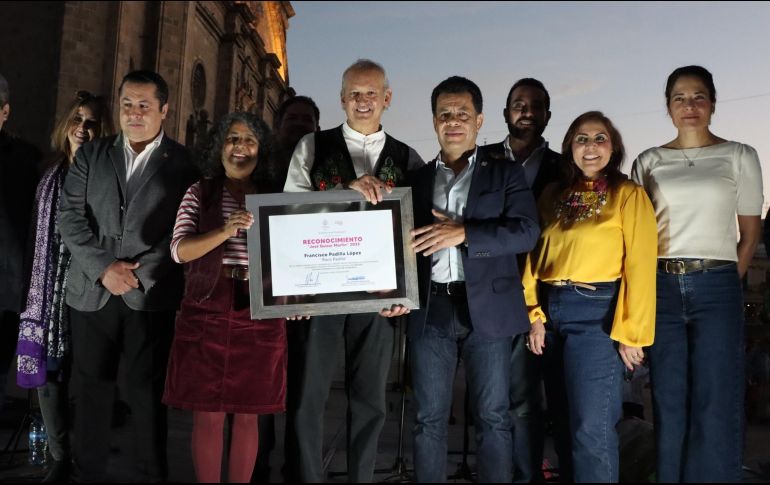 Tras la entrega de un diploma al galardonado se dio paso a un concierto donde las tapatías y tapatíos, visitantes y turistas del Centro Histórico, disfrutaron de las melodías de Paco Padilla.  CORTESÍA