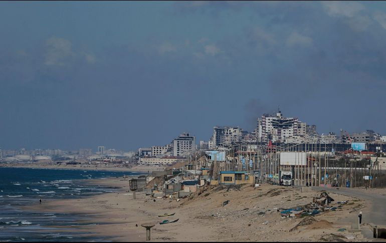El número de personas muertas en la Franja de Gaza superó hoy las 28 mil como consecuencia de los continuos ataques israelíes contra este enclave palestino desde el estallido de la guerra entre Israel y Hamás el pasado 7 de octubre. EFE / M. Saber