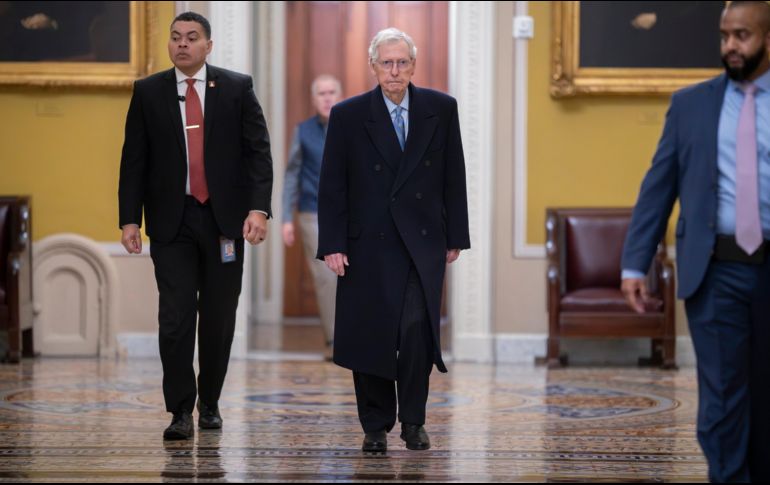 El líder de la mayoría, el demócrata Chuck Schumer, y el líder republicano Mitch McConnell lanzaron duras advertencias sobre las consecuencias de abandonar a los añejos aliados de Washington en Europa. AP/ J. S. Applewhite.