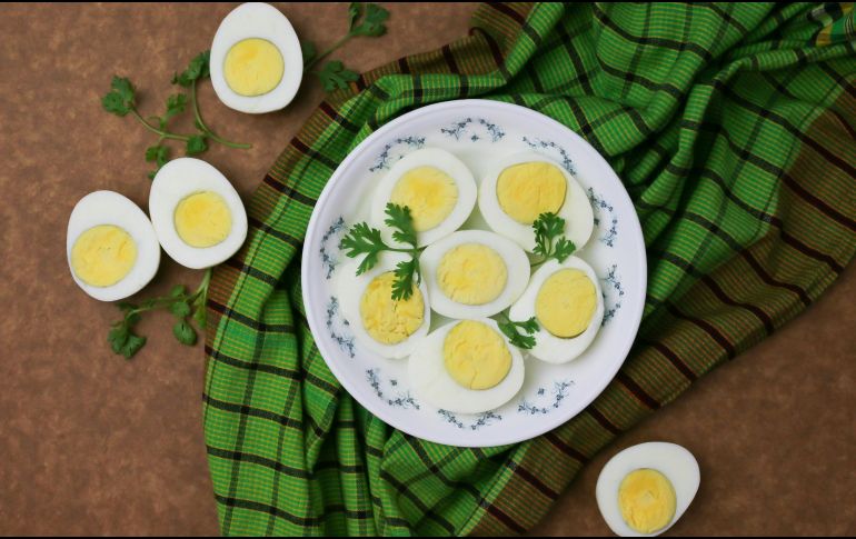 El huevo contiene vitamina A, varias del grupo B, y favorece la buena función del hígado y el cerebro. ESPECIAL / Foto de Tamanna Rumee en Unsplash