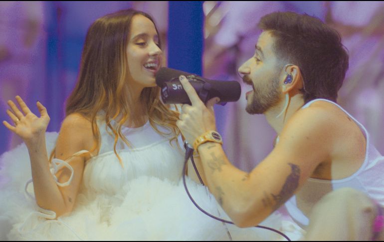 La pareja de cantantes se muestran felices en el video del tema “Plis”. CORTESÍA