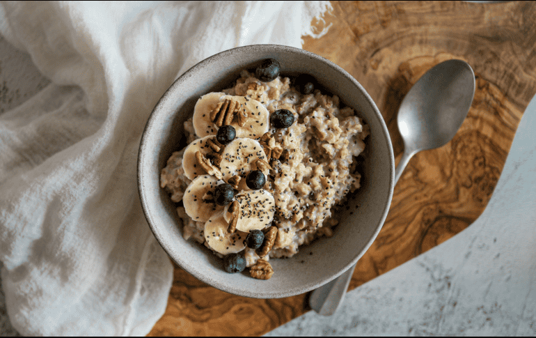 Si deseas aprovechar todos los beneficios de este cereal, se recomienda que lo consumas en el desayuno. ESPECIAL/Canva