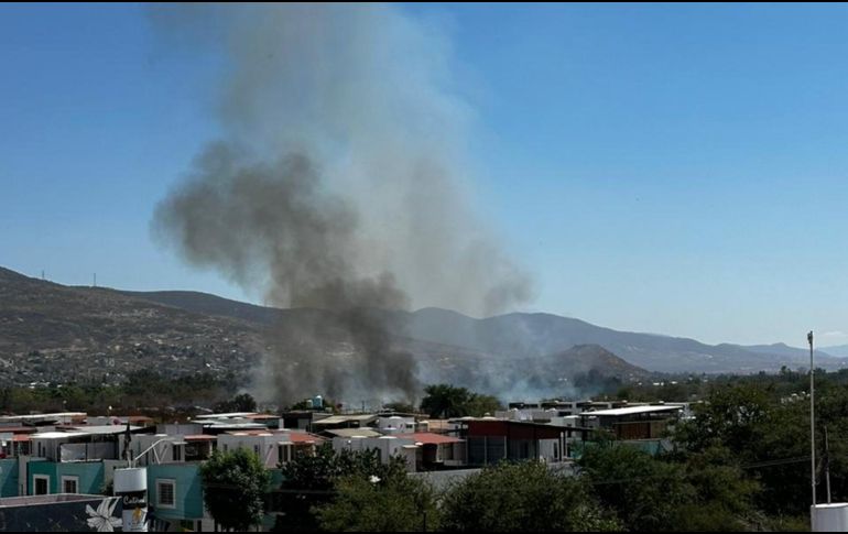 El incendio ha generado una columna de humo visible desde distintos puntos de la capital oaxaqueña. ESPECIAL.