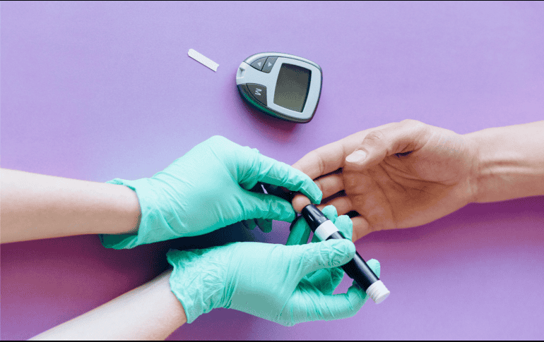 Es crucial realizar múltiples mediciones de glucosa a lo largo del día, especialmente para aquellos con diabetes que dependen de la insulina. ESPECIAL/CANVA