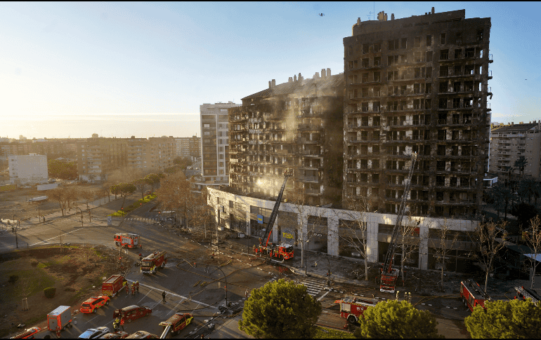 El incendio de un edificio de viviendas en Valencia, España, deja un balance final de diez muertos a este viernes 23 de febrero. AP / A. Saiz