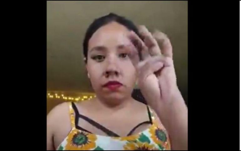 La mujer decidió solicitar ayuda mediante una señal que realizó con una de sus manos. Facebook / Majo Robles Boutique
