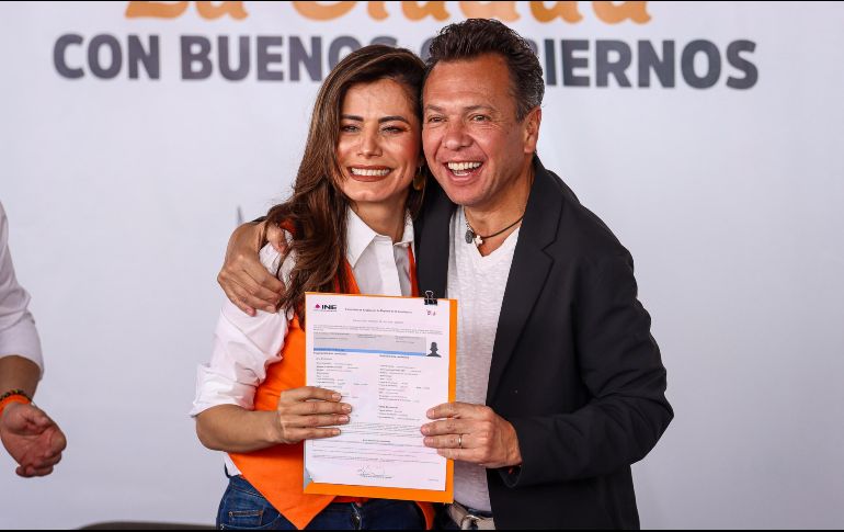El coordinador estatal naranja, Manuel Romo, entregó a Verónica la constancia que la acredita para participar en el proceso electoral. EL INFORMADOR / H. Figueroa