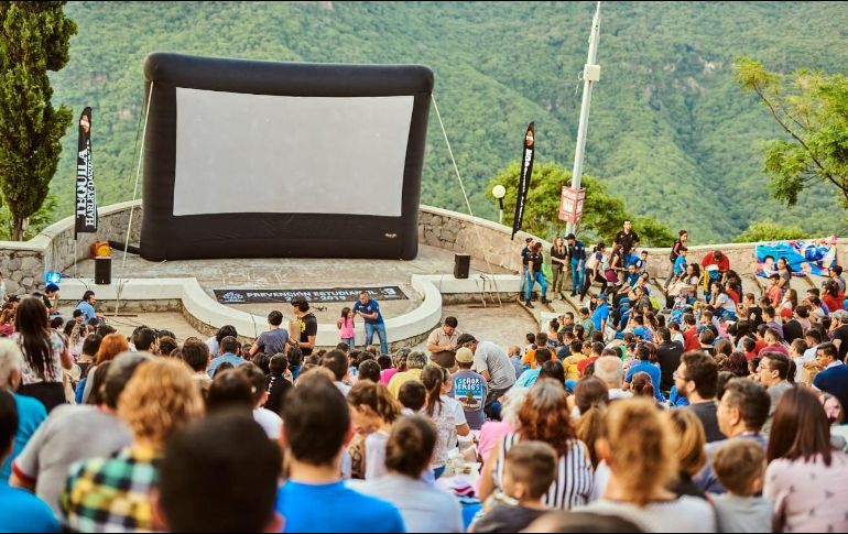 Esta experiencia se realiza en varios puntos de la Zona Metropolitana de Guadalajara y ofrece proyecciones de películas populares para todas las edades. FACEBOOK / Cinema Live Guadalajara