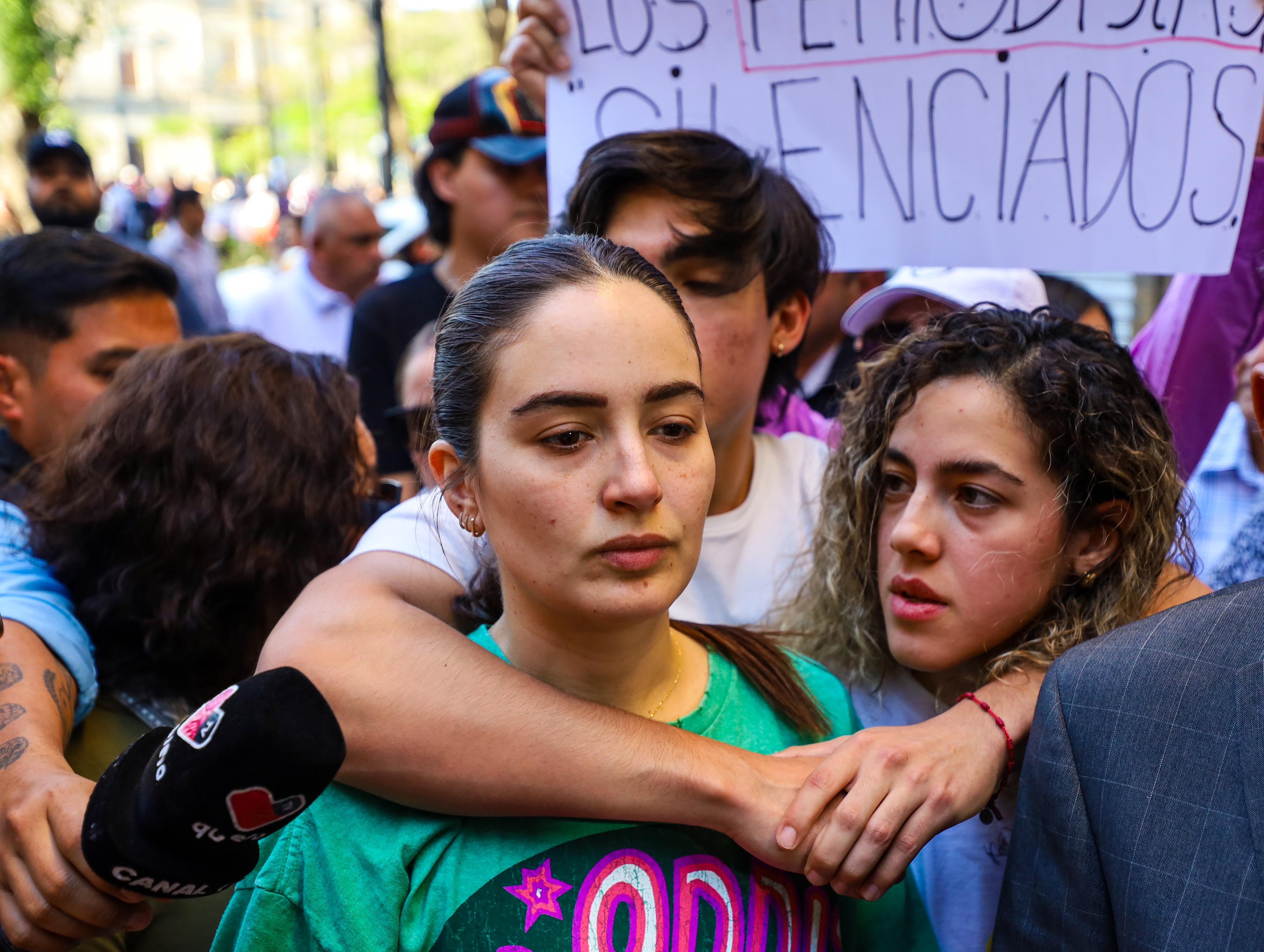 En la Plaza Liberación de Guadalajara, decenas de periodistas se congregaron junto a la consejera nacional de Morena, Itzul Barrera, hija del periodista tapatío. EL INFORMADOR/ A. Navarro.