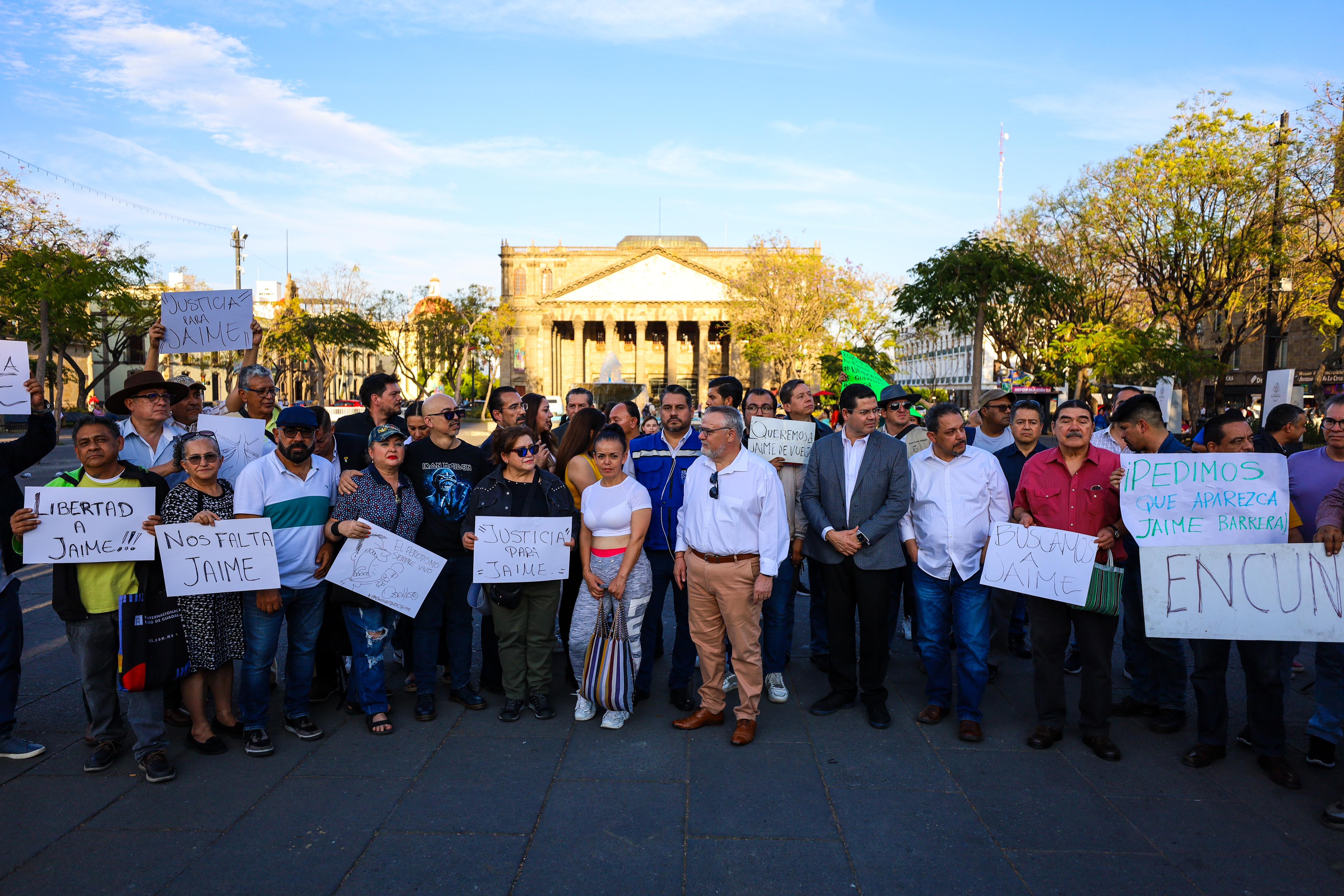 En la Plaza Liberación de Guadalajara, decenas de periodistas se congregaron junto a la consejera nacional de Morena, Itzul Barrera, hija del periodista tapatío. EL INFORMADOR/ A. Navarro.