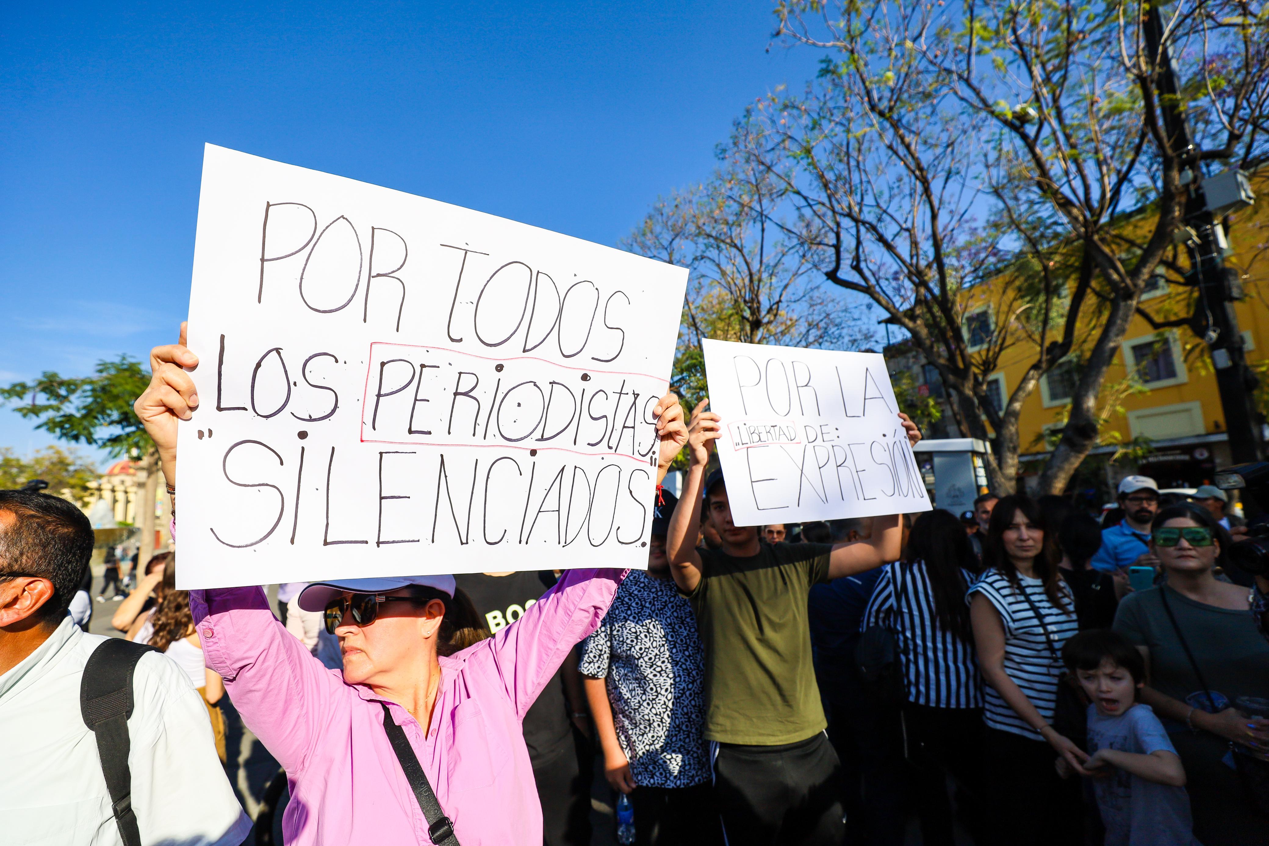 En la Plaza Liberación de Guadalajara, decenas de periodistas se congregaron junto a la consejera nacional de Morena, Itzul Barrera, hija del periodista tapatío. EL INFORMADOR/ A. Navarro.