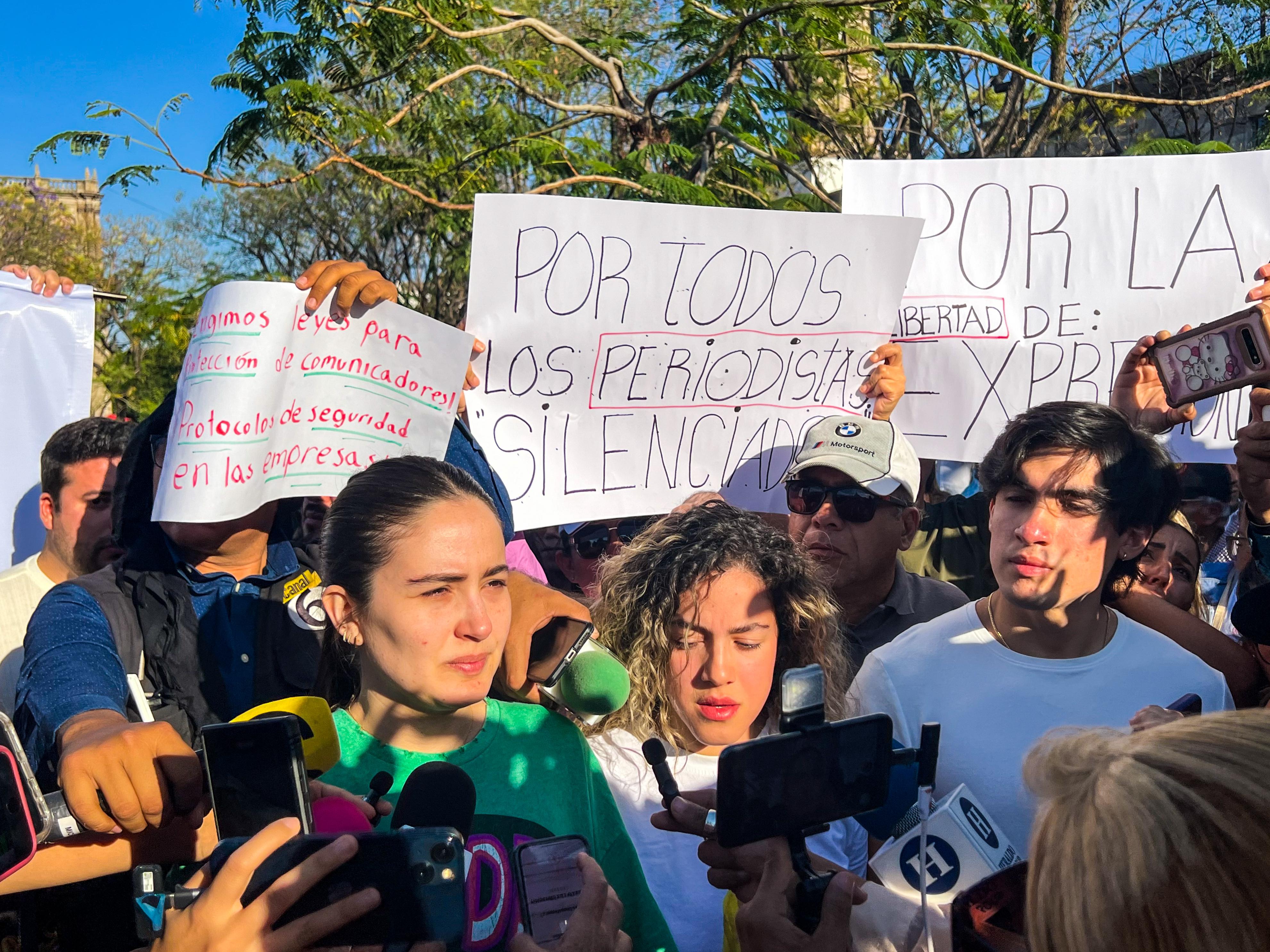 En la Plaza Liberación de Guadalajara, decenas de periodistas se congregaron junto a la consejera nacional de Morena, Itzul Barrera, hija del periodista tapatío. EL INFORMADOR/ A. Navarro.