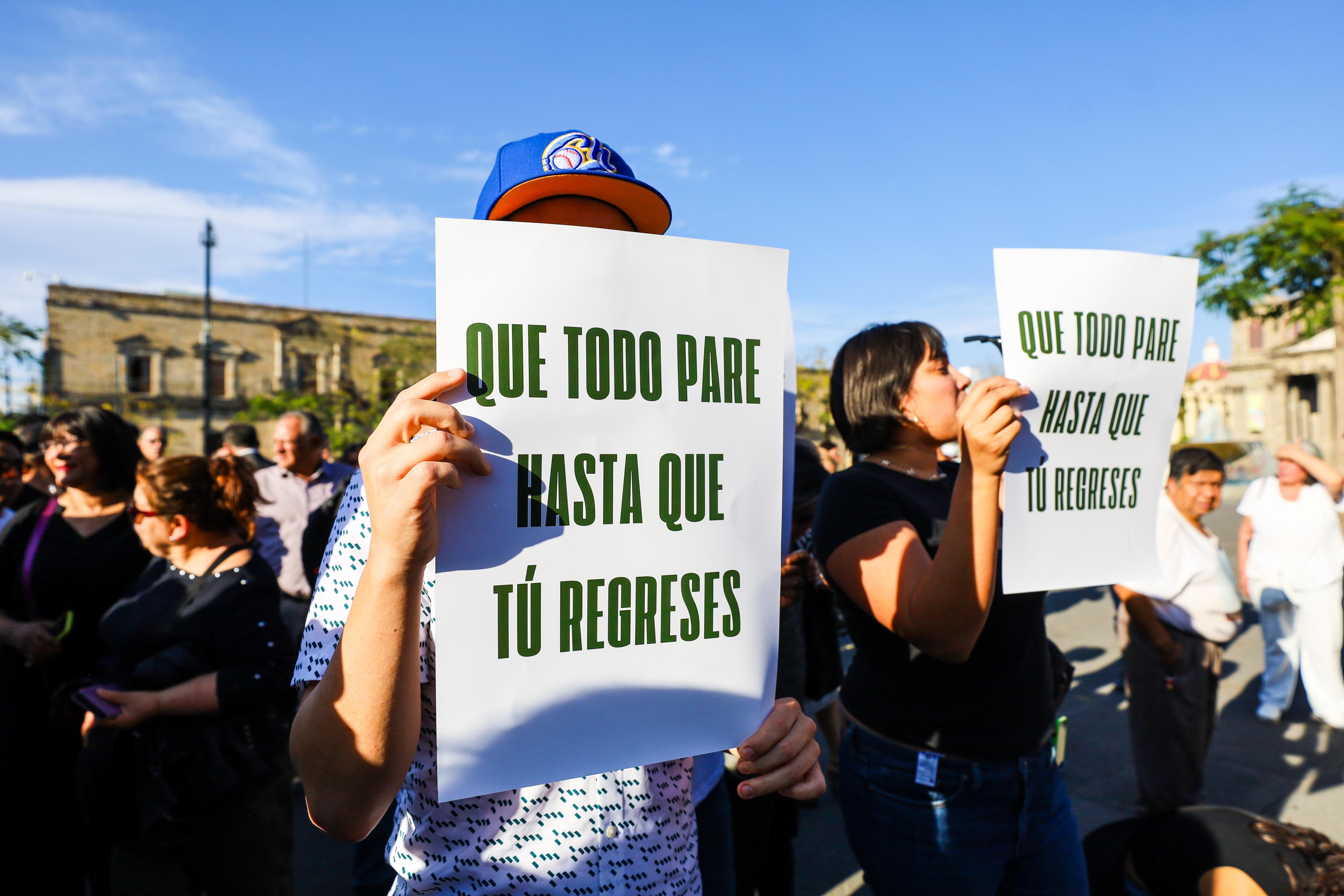 En la Plaza Liberación de Guadalajara, decenas de periodistas se congregaron junto a la consejera nacional de Morena, Itzul Barrera, hija del periodista tapatío. EL INFORMADOR/ A. Navarro.